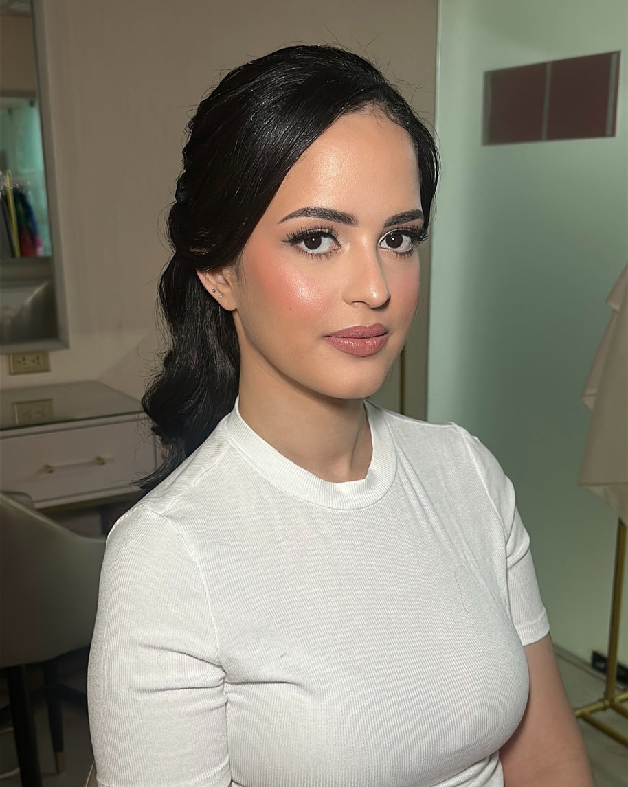 - Maquillaje de novia a domicilio $8,000